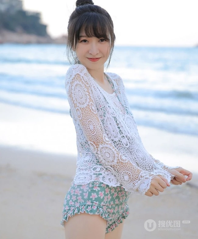 海边清新的丸子头可爱少女小碎花泳装写真美图