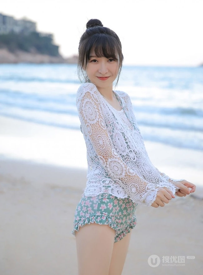 海边清新的丸子头可爱少女小碎花泳装写真美图