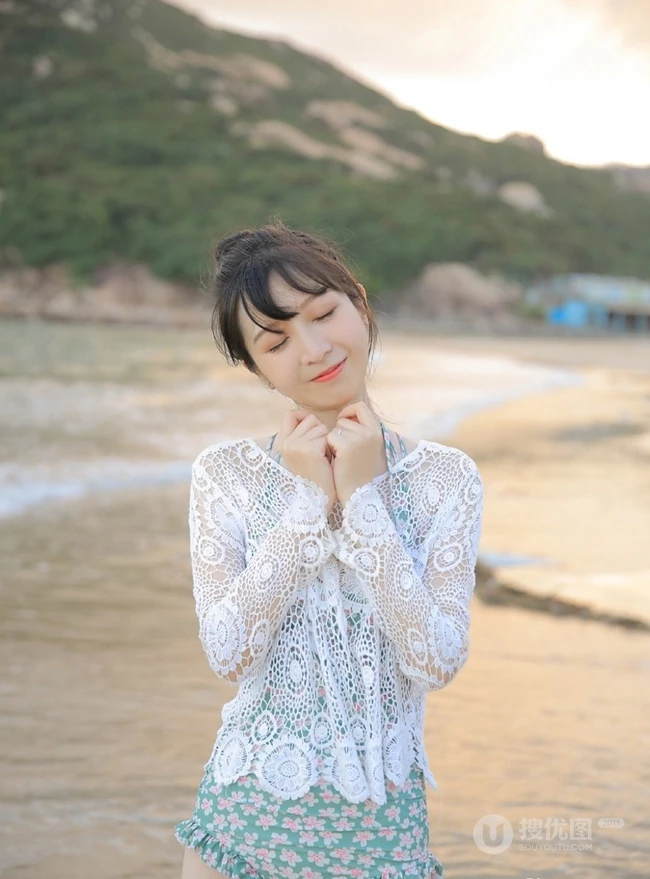 海边清新的丸子头可爱少女小碎花泳装写真美图
