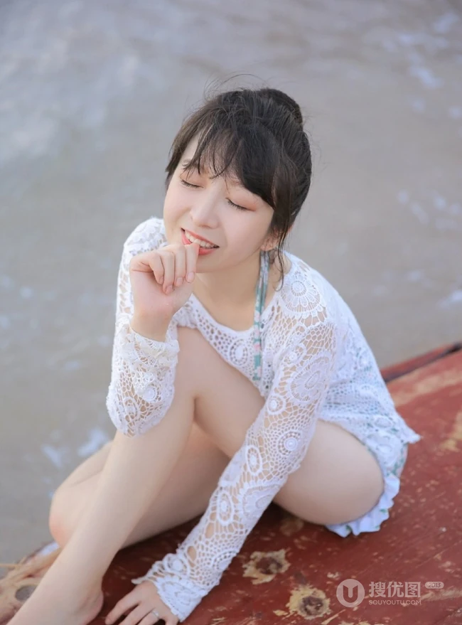 海边清新的丸子头可爱少女小碎花泳装写真美图