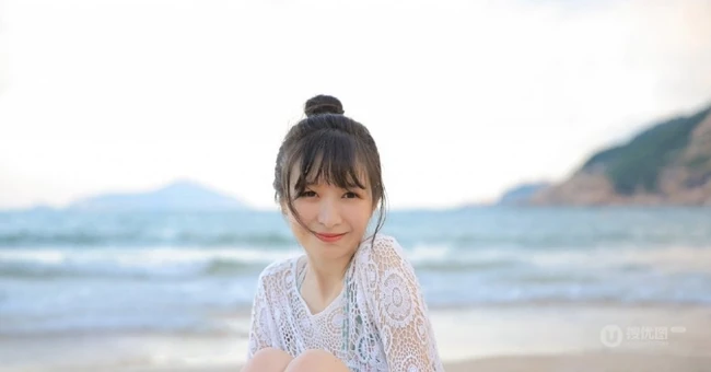 海边清新的丸子头可爱少女小碎花泳装写真美图