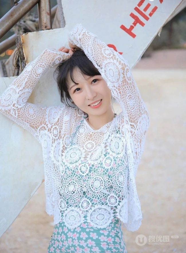 海边清新的丸子头可爱少女小碎花泳装写真美图