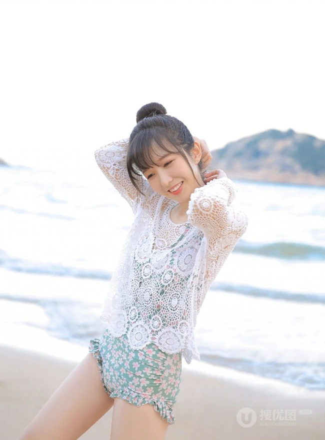海边清新的丸子头可爱少女小碎花泳装写真美图