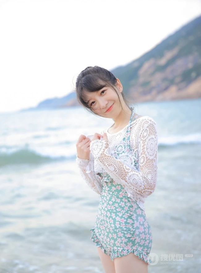 海边清新的丸子头可爱少女小碎花泳装写真美图