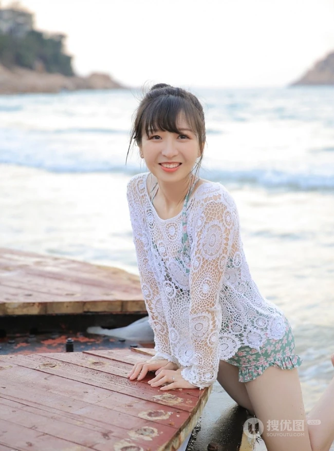 海边清新的丸子头可爱少女小碎花泳装写真美图