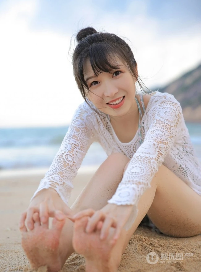 海边清新的丸子头可爱少女小碎花泳装写真美图