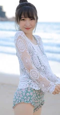 海边清新的丸子头可爱少女小碎花泳装写真美图