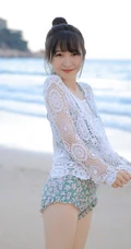 海边清新的丸子头可爱少女小碎花泳装写真美图