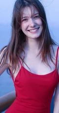 气质柔美红色露背装连衣裙欧美女生海边护栏美拍写真