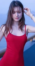 气质柔美红色露背装连衣裙欧美女生海边护栏美拍写真