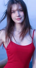 气质柔美红色露背装连衣裙欧美女生海边护栏美拍写真
