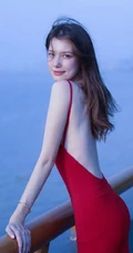 气质柔美红色露背装连衣裙欧美女生海边护栏美拍写真