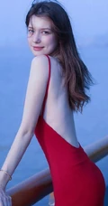 气质柔美红色露背装连衣裙欧美女生海边护栏美拍写真