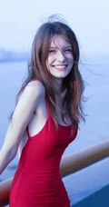 气质柔美红色露背装连衣裙欧美女生海边护栏美拍写真
