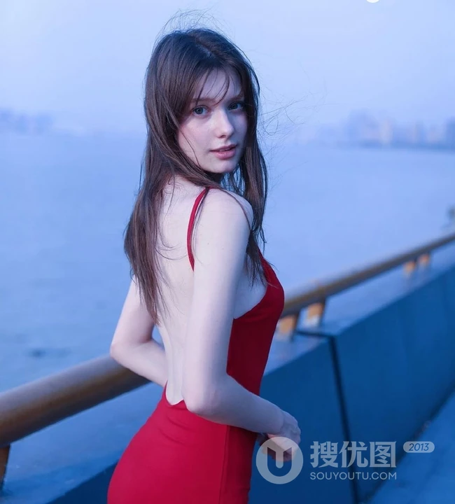 气质柔美红色露背装连衣裙欧美女生海边护栏美拍写真