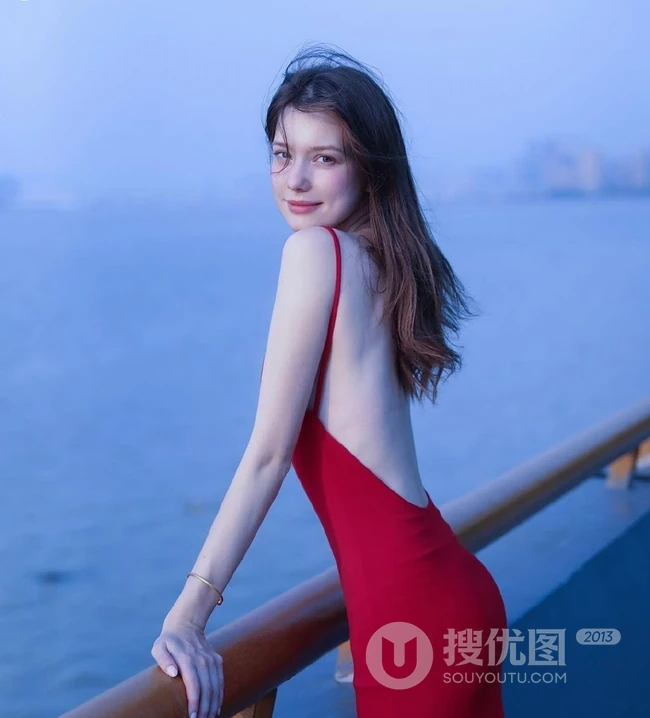 气质柔美红色露背装连衣裙欧美女生海边护栏美拍写真