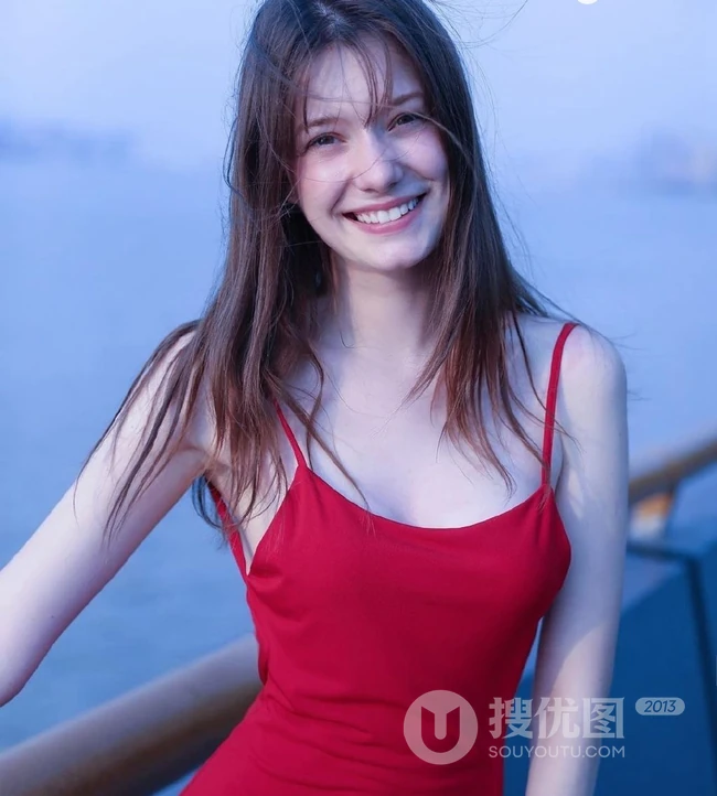 气质柔美红色露背装连衣裙欧美女生海边护栏美拍写真