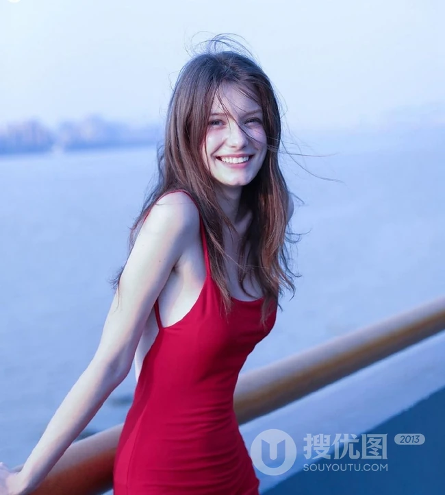 气质柔美红色露背装连衣裙欧美女生海边护栏美拍写真