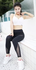 气质运动装女生朱可儿街拍写真，紧身长裤衬托完美匀称身形