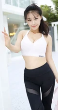 气质运动装女生朱可儿街拍写真，紧身长裤衬托完美匀称身形