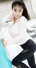 气质运动装女生朱可儿街拍写真，紧身长裤衬托完美匀称身形