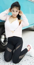 气质运动装女生朱可儿街拍写真，紧身长裤衬托完美匀称身形