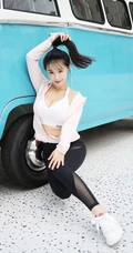 气质运动装女生朱可儿街拍写真，紧身长裤衬托完美匀称身形