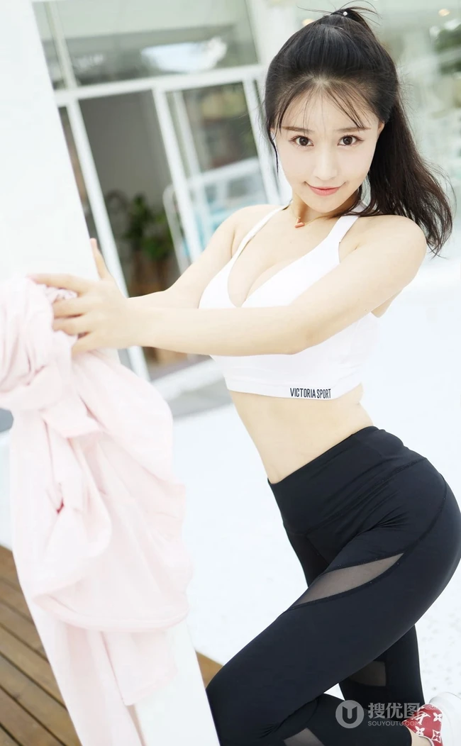 气质运动装女生朱可儿街拍写真，紧身长裤衬托完美匀称身形