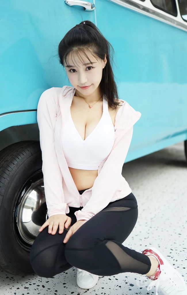气质运动装女生朱可儿街拍写真，紧身长裤衬托完美匀称身形