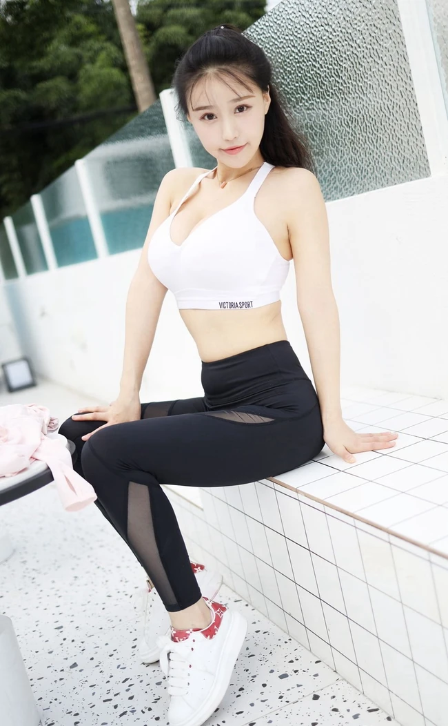 气质运动装女生朱可儿街拍写真，紧身长裤衬托完美匀称身形