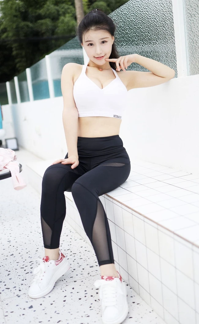 气质运动装女生朱可儿街拍写真，紧身长裤衬托完美匀称身形