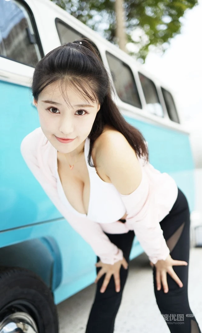 气质运动装女生朱可儿街拍写真，紧身长裤衬托完美匀称身形