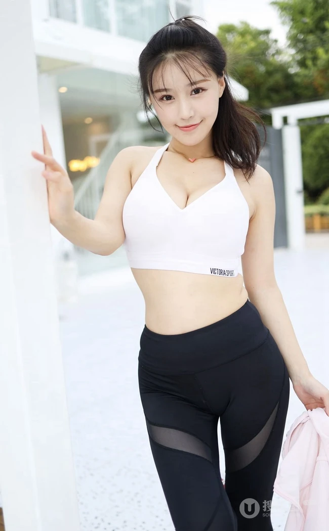 气质运动装女生朱可儿街拍写真，紧身长裤衬托完美匀称身形