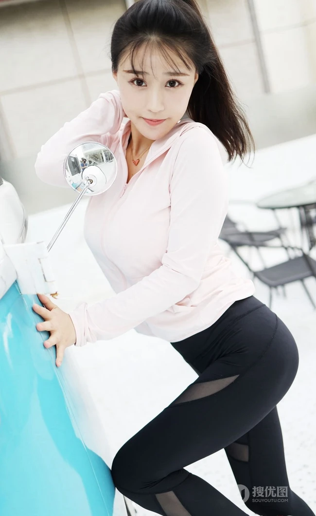 气质运动装女生朱可儿街拍写真，紧身长裤衬托完美匀称身形