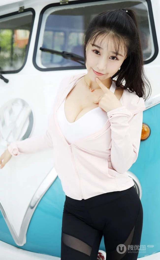 气质运动装女生朱可儿街拍写真，紧身长裤衬托完美匀称身形