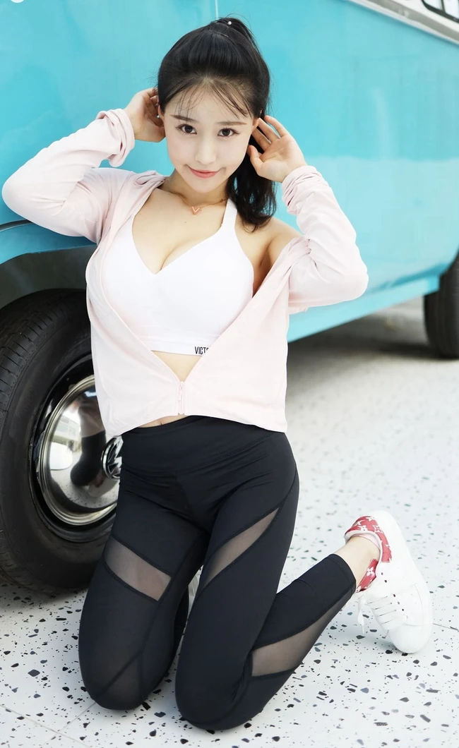 气质运动装女生朱可儿街拍写真，紧身长裤衬托完美匀称身形