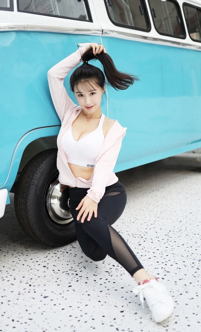 气质运动装女生朱可儿街拍写真，紧身长裤衬托完美匀称身形