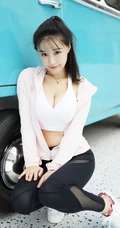 气质运动装女生朱可儿街拍写真，紧身长裤衬托完美匀称身形