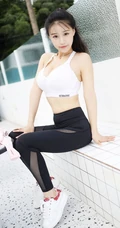 气质运动装女生朱可儿街拍写真，紧身长裤衬托完美匀称身形