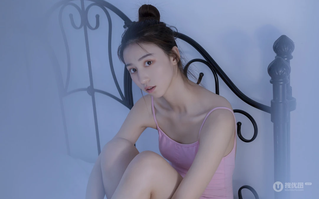清秀恬静的丸子头美少女，穿着吊带跳舞服高清私房写真壁纸