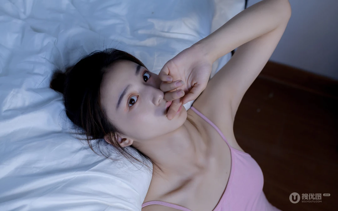 清秀恬静的丸子头美少女，穿着吊带跳舞服高清私房写真壁纸