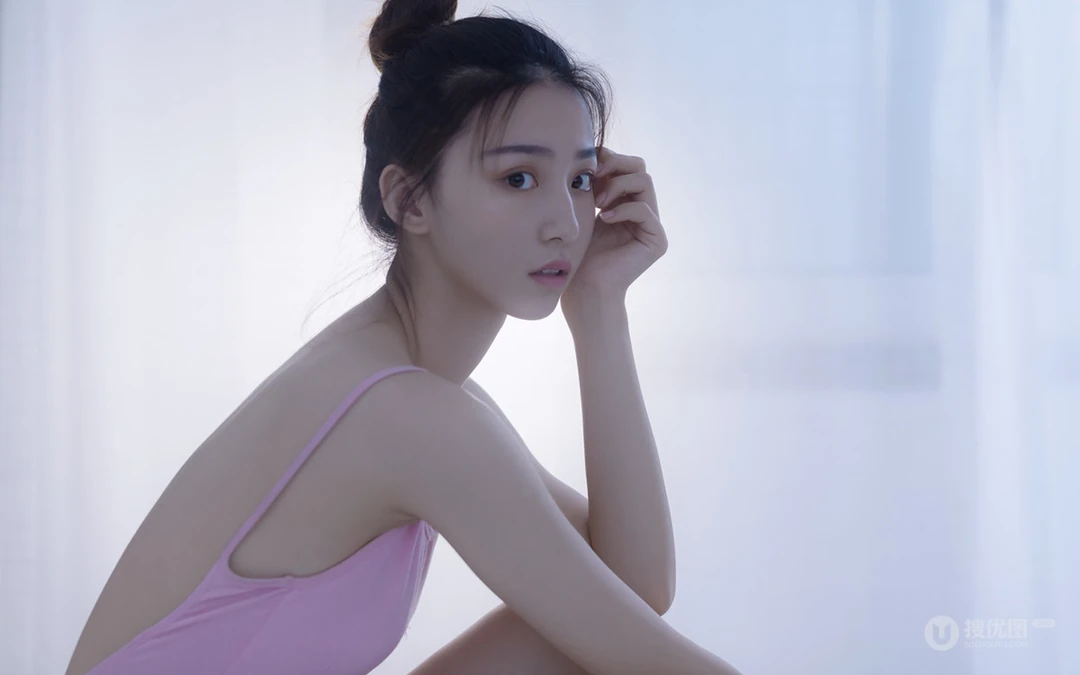 清秀恬静的丸子头美少女，穿着吊带跳舞服高清私房写真壁纸