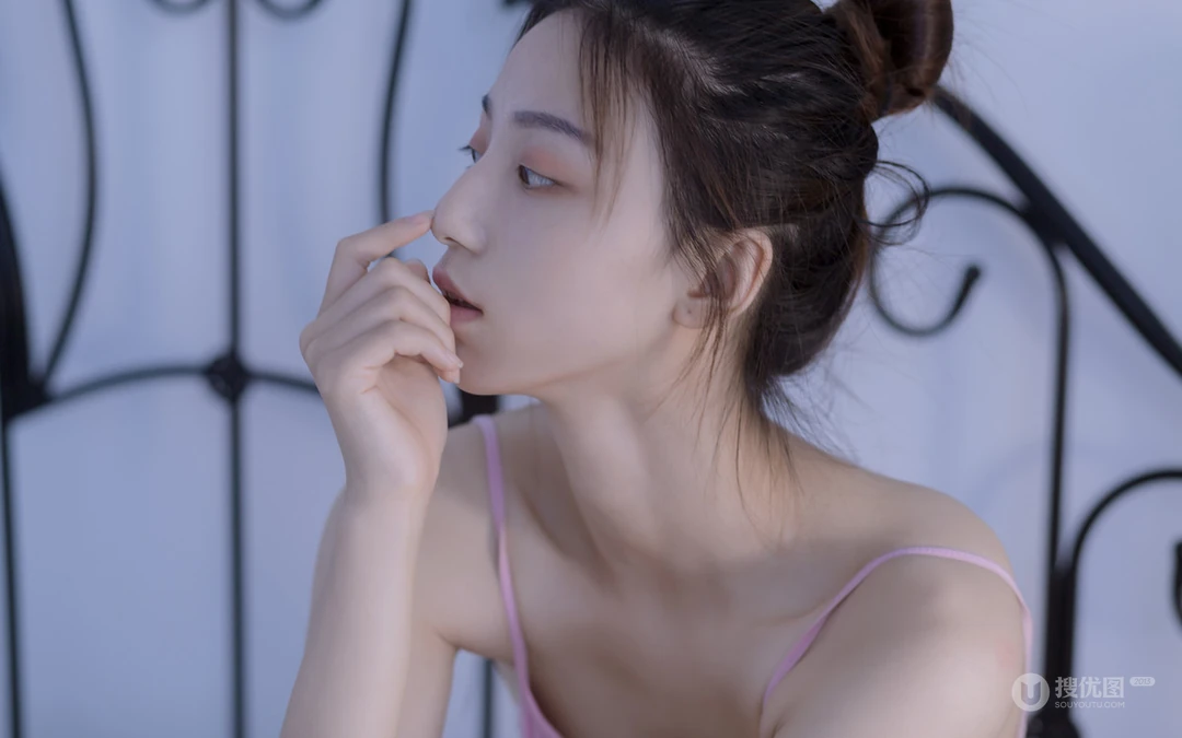 清秀恬静的丸子头美少女，穿着吊带跳舞服高清私房写真壁纸
