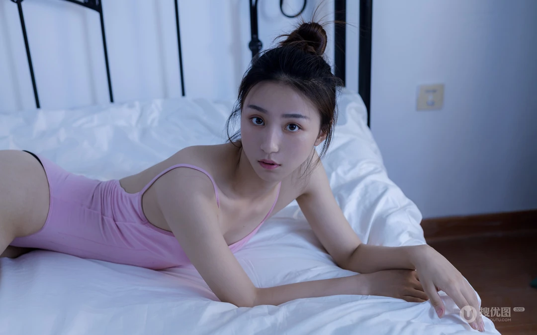 清秀恬静的丸子头美少女，穿着吊带跳舞服高清私房写真壁纸