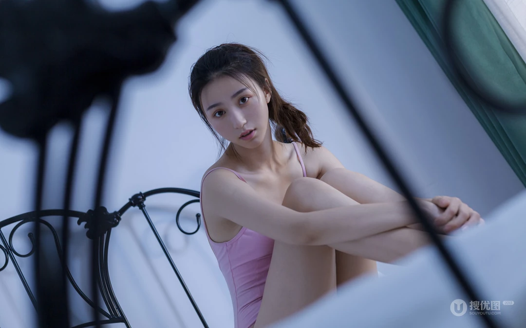 清秀恬静的丸子头美少女，穿着吊带跳舞服高清私房写真壁纸