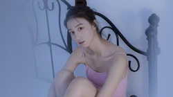 清秀恬静的丸子头美少女，穿着吊带跳舞服高清私房写真壁纸