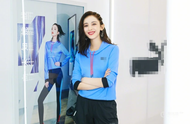 古力娜扎运动造型出现活动，拍照，彩排，跳舞元气满满