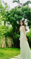 汤晶媚清新淡雅长裙户外写真，秀发披肩造型甜美
