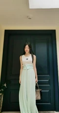 汤晶媚清新淡雅长裙户外写真，秀发披肩造型甜美