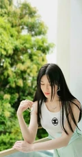 汤晶媚清新淡雅长裙户外写真，秀发披肩造型甜美